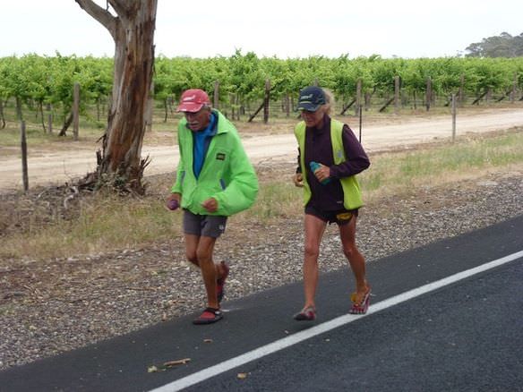 Mujer de 64 años supera un cáncer y recorre Australia corriendo