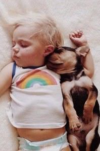Un niño pequeño durmiendo con su inseparable amigo