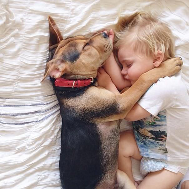 Un niño pequeño durmiendo con su inseparable amigo