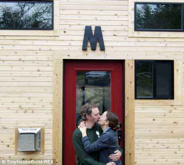 Esta feliz pareja lo dejó todo y se fueron a vivir a una casa de madera