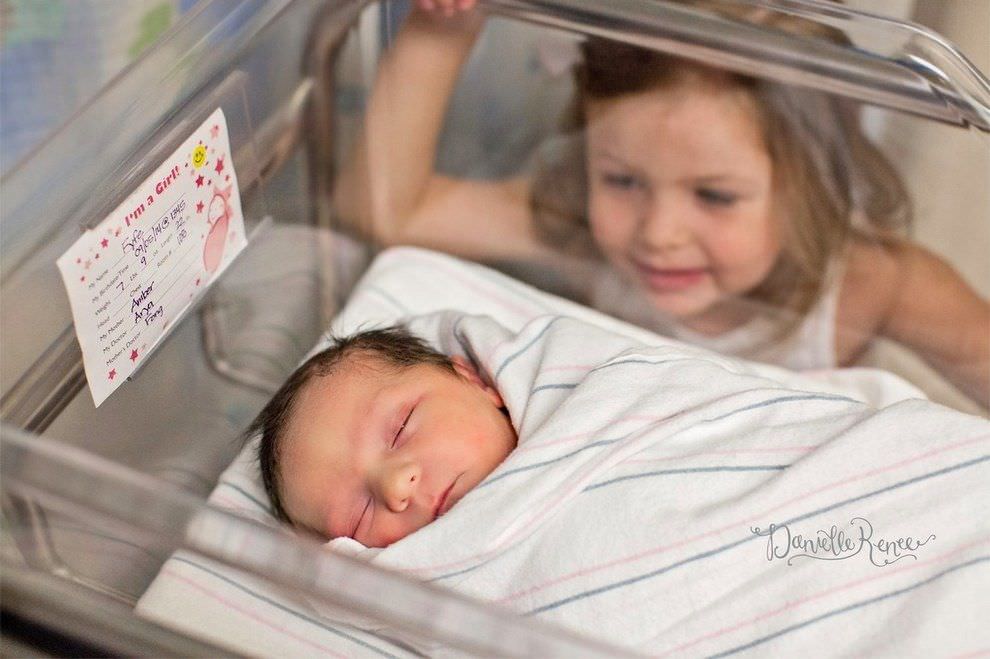 Fotos de niños conociendo por primera vez sus hermanos recién nacidos