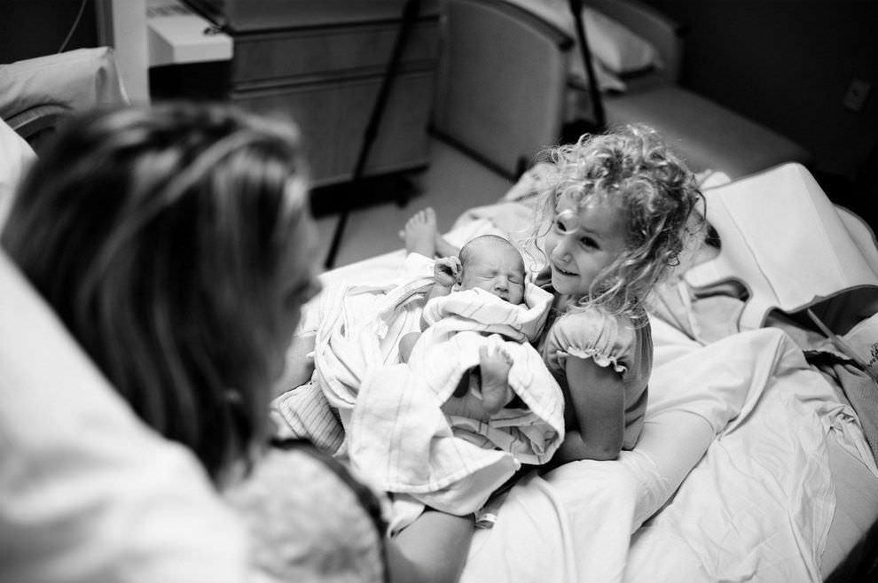 Fotos de niños conociendo por primera vez sus hermanos recién nacidos