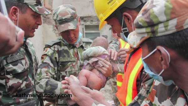 Salvan a un bebé e Nepal después de 4 días atrapado entre las ruinas 1