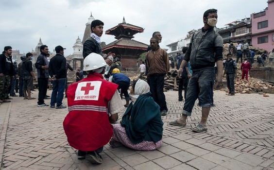 Salvan a un bebé e Nepal después de 4 días atrapado entre las ruinas 4