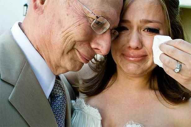 La emoción de los padres en la boda de sus hijas 1