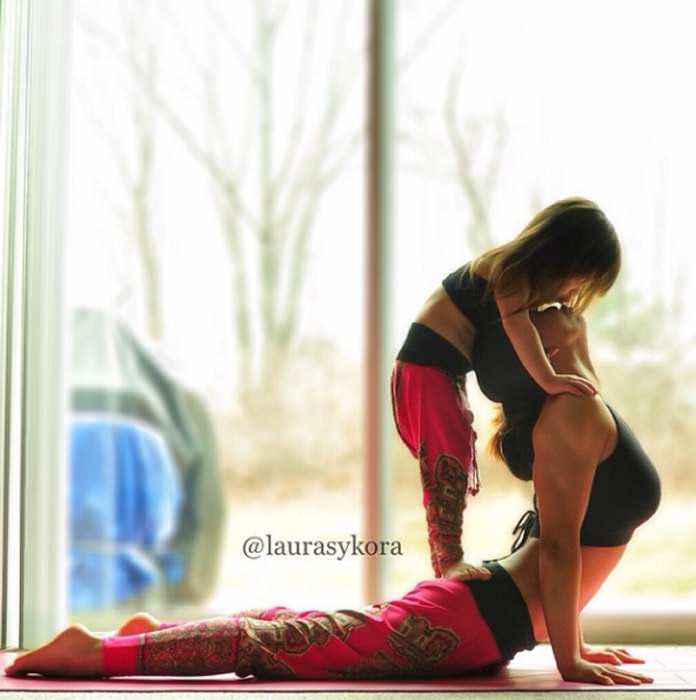 Terapias alternativas una madre y su hija de 4 años practicando yoga 1