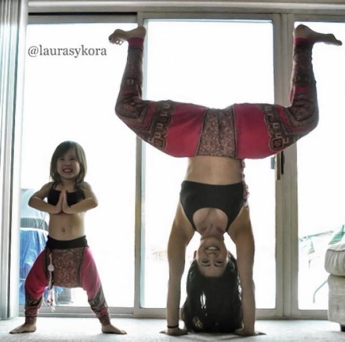 Terapias alternativas una madre y su hija de 4 años practicando yoga 4